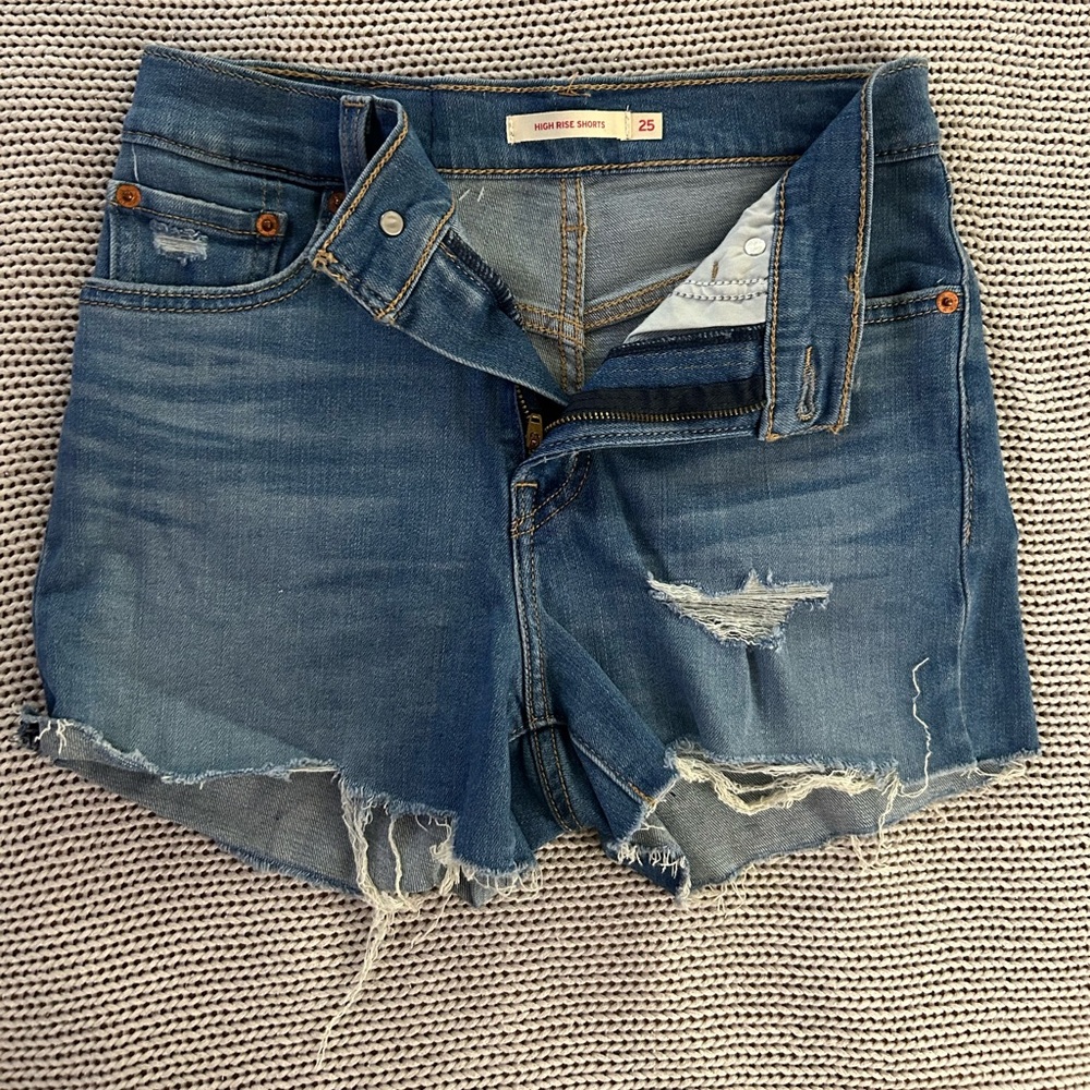 Levi’s High-Rise Shorts – Size 25